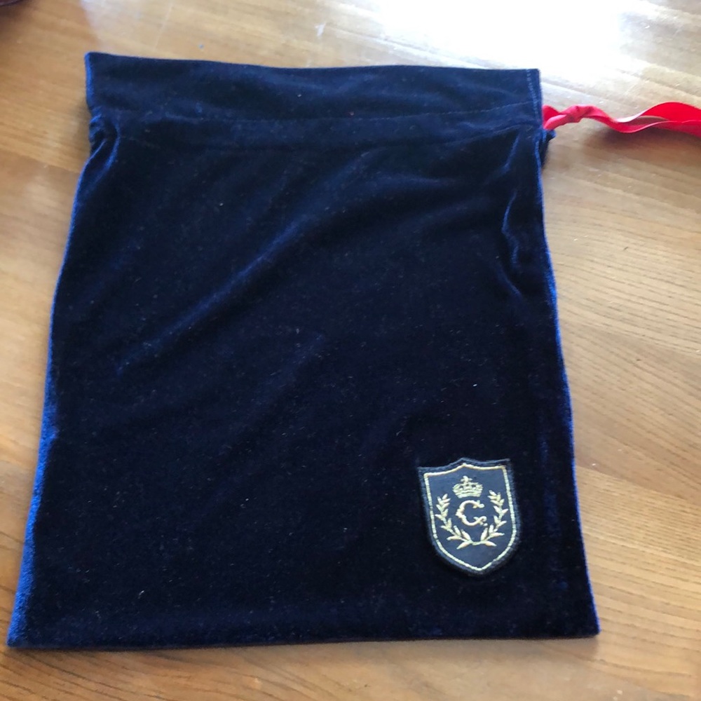 C. Wonder navy drawstring velvet dust bag.